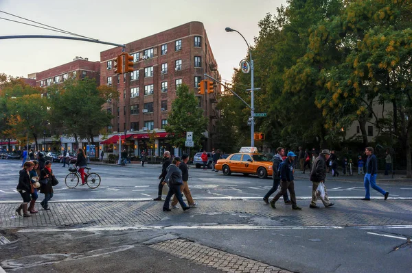 West Village rue animée scène de vie à l'automne après-midi à N — Photo