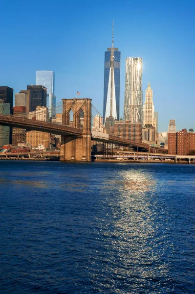 Splendida alba sul ponte di Brooklyn, Manhattan sullo sfondo — Foto Stock