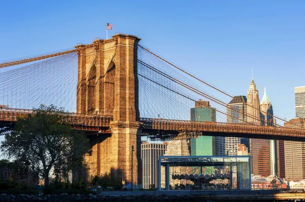 Beau lever de soleil Brooklyn Bridge, Manhattan en arrière-plan — Photo