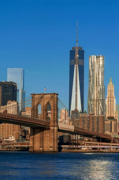 Hermosa salida del sol del puente de Brooklyn, Manhattan en el fondo — Foto de Stock