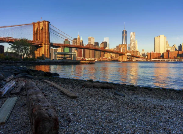 Bela ponte Brooklyn nascer do sol, Manhattan no fundo — Fotografia de Stock