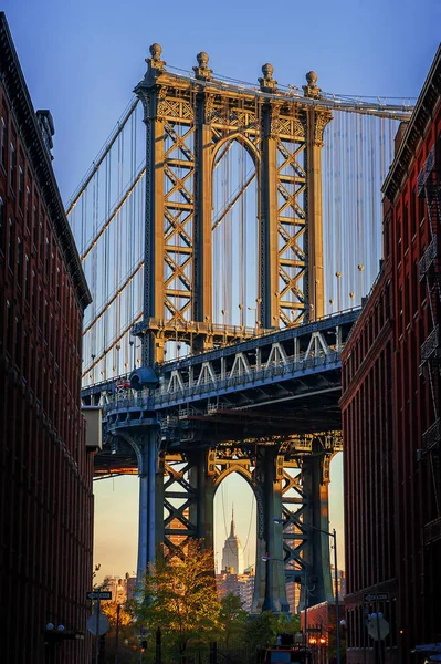 Манхэттенский мост на рассвете в Бруклине, Нью-Йорк — стоковое фото