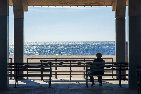 Osamělá Seniorka Sedí Sama Dívá Moře Coney Island Board Walk — Stock fotografie