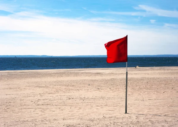 Nadar Perigoso Proibido Bandeira Aviso Vermelho Batendo Vento Praia Dia — Fotografia de Stock