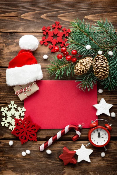 Рождественское украшение и письмо Санта-Клаусу — стоковое фото