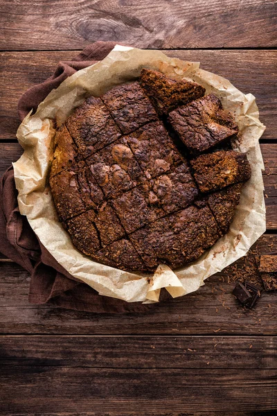 Brownie de chocolate caseiro no fundo de madeira escura, vista superior — Fotografia de Stock