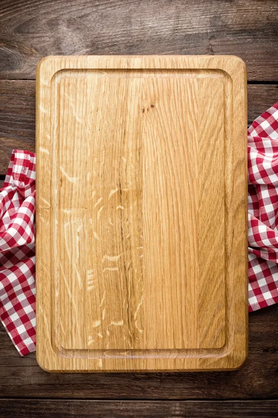 Culinary background with empty cutting board — Stock Photo, Image