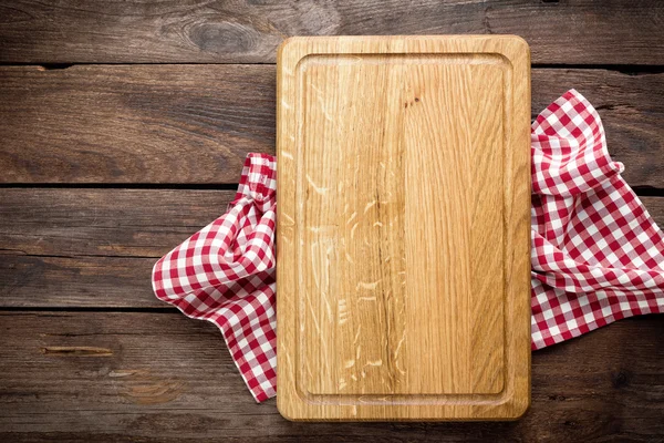 Fondo culinario con tabla de cortar vacía — Foto de Stock