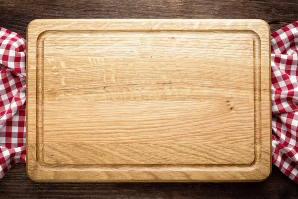 Culinary background with empty cutting board — Stockfoto