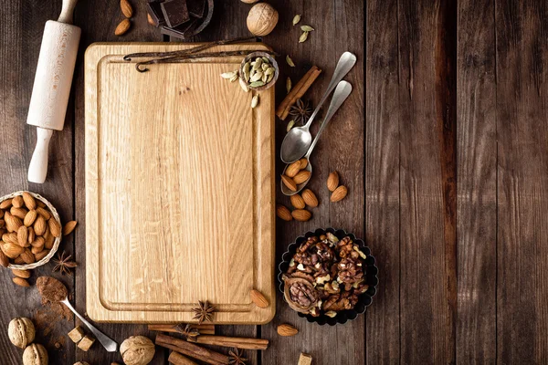 Kulinarischer Hintergrund mit leerem Brett für Weihnachtsbacken — Stockfoto