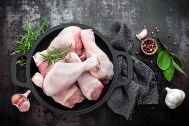 Çiğ tavuk bacağı.