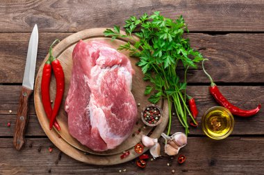 pişmemiş domuz eti