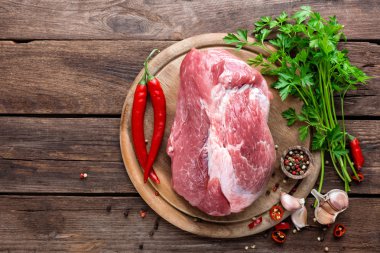 pişmemiş domuz eti