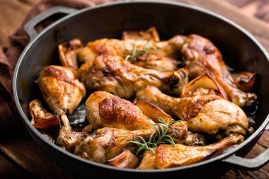 Fırında tavuk budu.