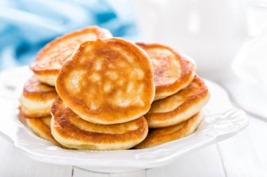 plaka üzerinde yemyeşil ev yapımı kek