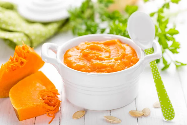 Babyvoeding, pompoenpuree — Stockfoto