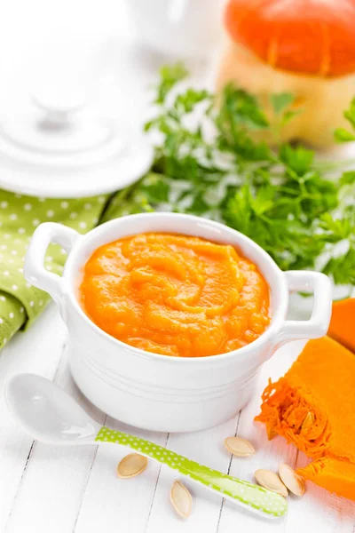 Babyvoeding, pompoenpuree — Stockfoto