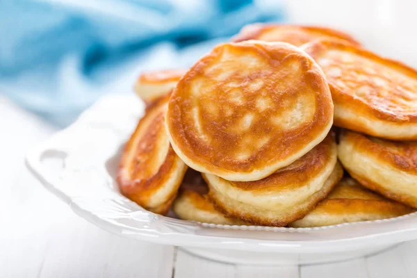 Weelderige huisgemaakte pannenkoeken op plaat — Stockfoto