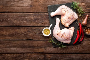 Çiğ tavuk bacağı.