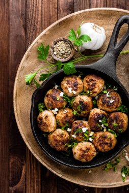 ahşap arka plan üzerinde köfte