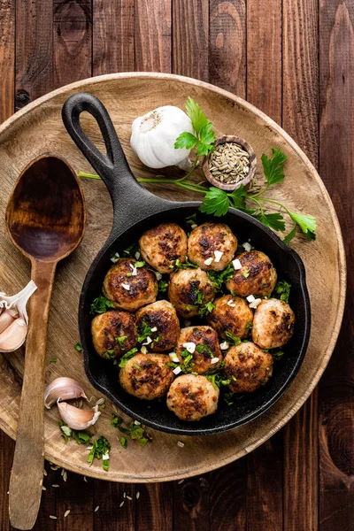 Boulettes de viande sur fond en bois — Photo