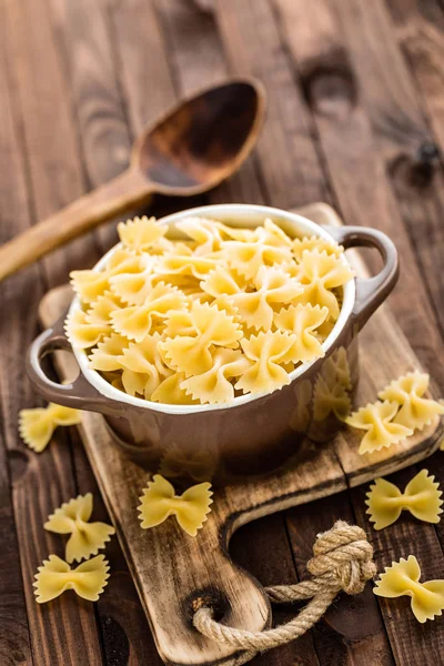 Massas alimentícias de farfalle — Fotografia de Stock