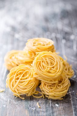 pişmemiş makarna erişte