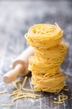 pişmemiş makarna erişte