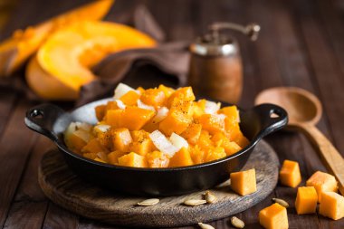 kavrulmuş kabak ve soğan