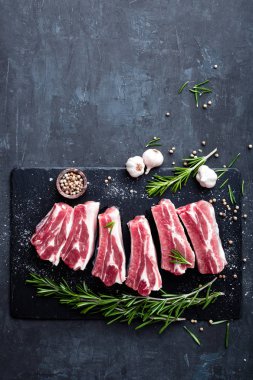 Çiğ domuz kaburgası