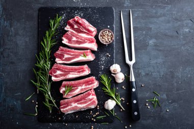 Çiğ domuz kaburgası