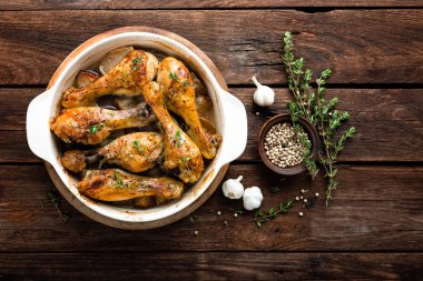 Rustik ahşap zemin üzerine kavrulmuş tavuk budu