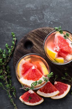 İçki, greyfurt ve kekik kokteyl serinletici