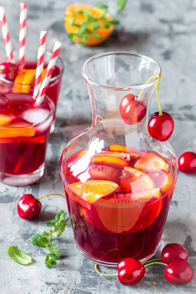 Bebida alcohólica fresca de verano sangría con frutas y bayas frescas — Foto de Stock