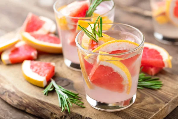 Refreshing drink, grapefruit and rosemary cocktail — Stock Photo, Image