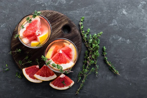 Verfrissend drankje, grapefruit en tijm cocktail — Stockfoto