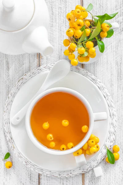 Verse warmer kruiden hawthorn thee met verse bessen in een witte beker op houten achtergrond — Stockfoto