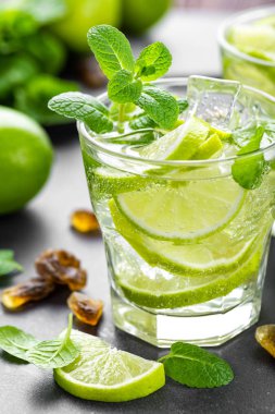 Yaz nane limon kokteyl mojito ROM ve buz cam canlandırıcı