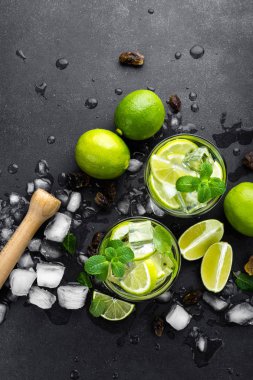 Yaz nane limon kokteyl mojito ROM ve buz cam canlandırıcı