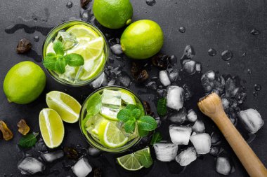 Yaz nane limon kokteyl mojito ROM ve buz cam canlandırıcı