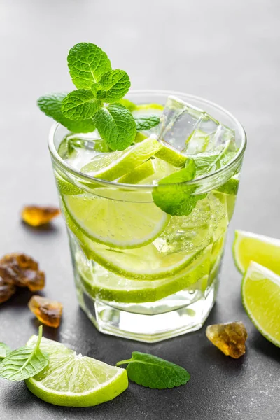 Zomer mint lime verfrissende cocktail mojito met rum en ijs in glas — Stockfoto