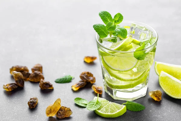 Coctel refrescante de menta de verano mojito con ron y hielo en vaso —  Fotos de Stock