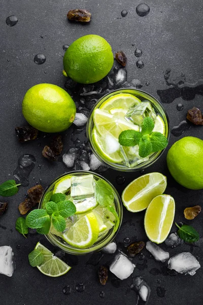 Summer mint lime refreshing cocktail mojito with rum and ice in glass — Stock Photo, Image