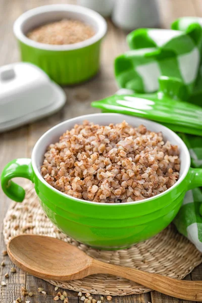 Porridge di grano saraceno fresco bollito e grano crudo — Foto Stock