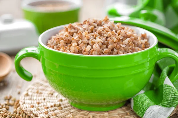 Fresh boiled buckwheat porridge and raw grain — Stock Photo, Image