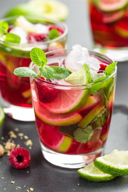 Ahududu mojito limon, nane ve buz ile kokteyl