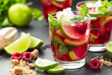 Ahududu mojito limon, nane ve buz ile kokteyl