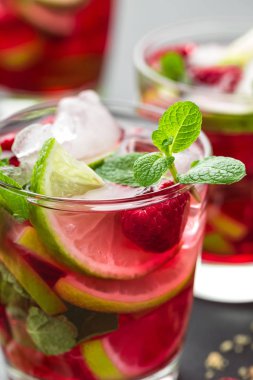 Ahududu mojito limon, nane ve buz ile kokteyl