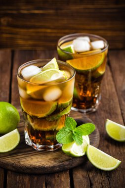 Cuba Libre cola, kireç ve buz cam ile kokteyl