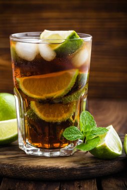 Cuba Libre cola, kireç ve buz cam ile kokteyl